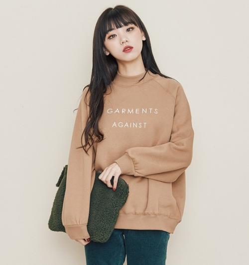 牛仔裤搭配纯色短款夹克衫：简约优雅又百搭（图）