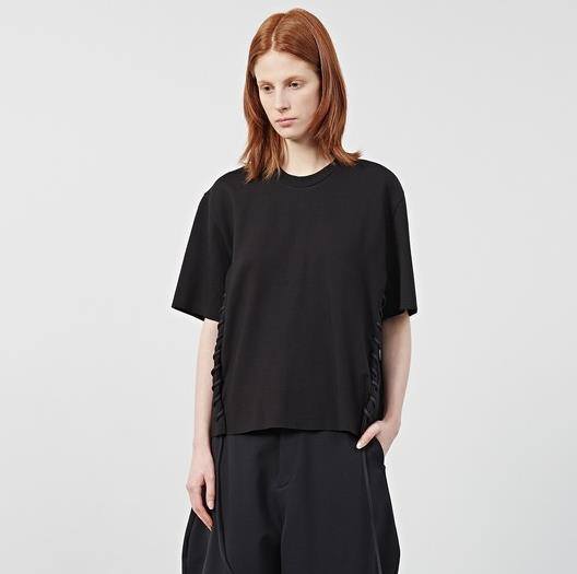 半身裙搭配一字肩荷叶边T恤:打造夏日复古风 半身裙搭配一字肩荷叶边T恤:打造夏日复古风