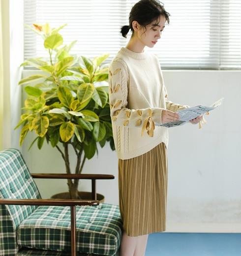 绑带长袖圆领毛衣搭配板鞋：凸显时尚文艺范儿（图）