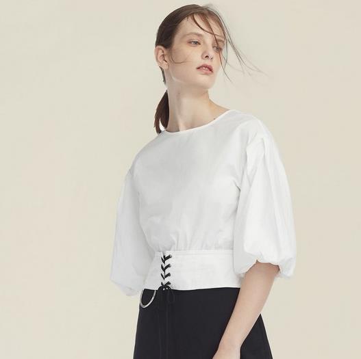 半身裙搭配一字肩荷叶边T恤:打造夏日复古风 半身裙搭配一字肩荷叶边T恤:打造夏日复古风