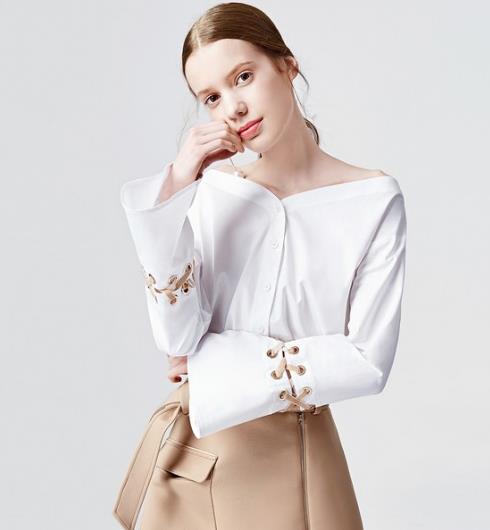 绑带长袖圆领毛衣搭配板鞋：凸显时尚文艺范儿（图）