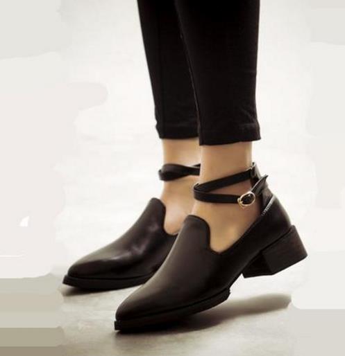 百搭女鞋复古粗跟奶奶鞋:彰显简约大气范儿(图) 百搭女鞋复古粗跟奶奶鞋:彰显简约大气范儿(图)