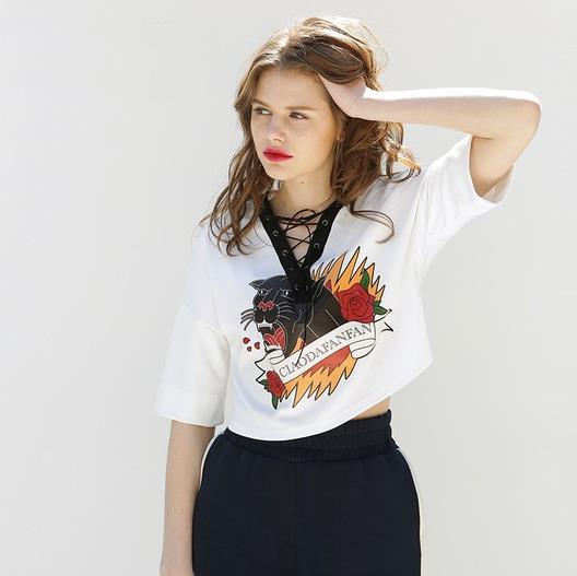 半身裙搭配一字肩荷叶边T恤:打造夏日复古风 半身裙搭配一字肩荷叶边T恤:打造夏日复古风