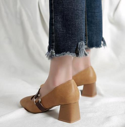 百搭女鞋复古粗跟奶奶鞋：彰显简约大气范儿（图）