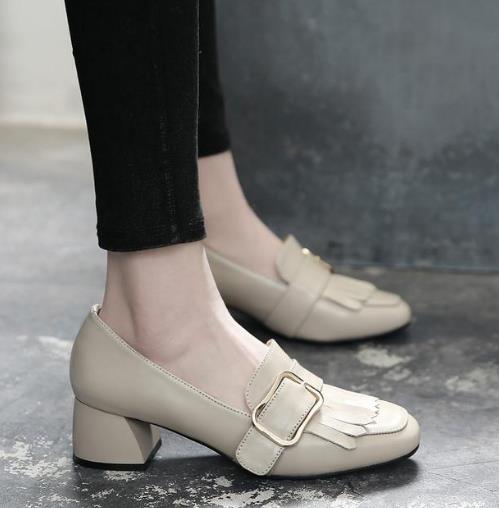 百搭女鞋复古粗跟奶奶鞋：彰显简约大气范儿（图）