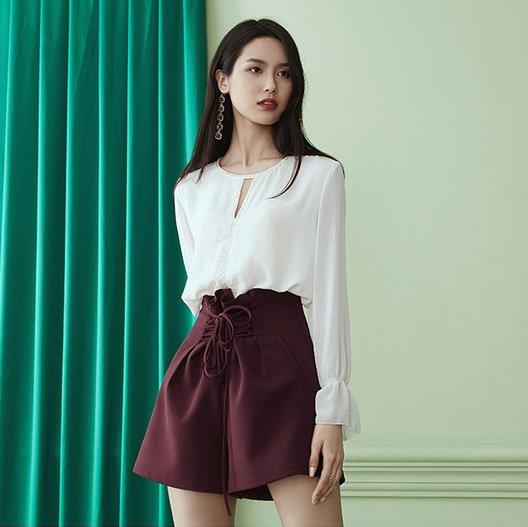 半身裙搭配一字肩荷叶边T恤:打造夏日复古风 半身裙搭配一字肩荷叶边T恤:打造夏日复古风