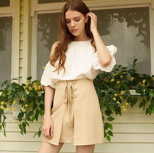 半身裙搭配一字肩荷叶边T恤:打造夏日复古风 半身裙搭配一字肩荷叶边T恤:打造夏日复古风
