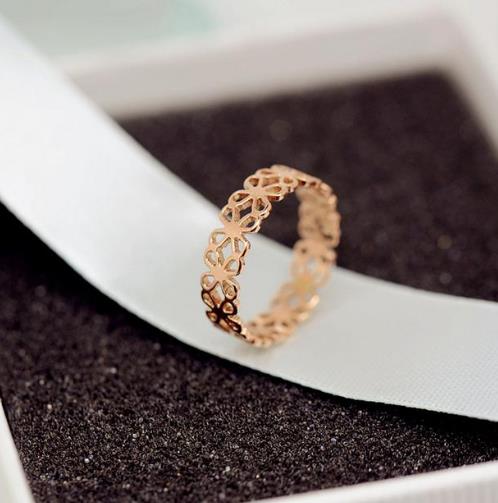 钛钢镀镂空花朵尾戒:5款精致又精彩尾戒推荐(图) 钛钢镀镂空花朵尾戒:5款精致又精彩尾戒推荐(图)