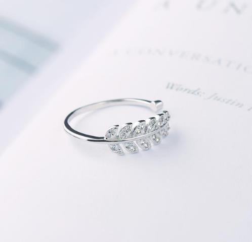 钛钢镀镂空花朵尾戒：5款精致又精彩尾戒推荐（图）