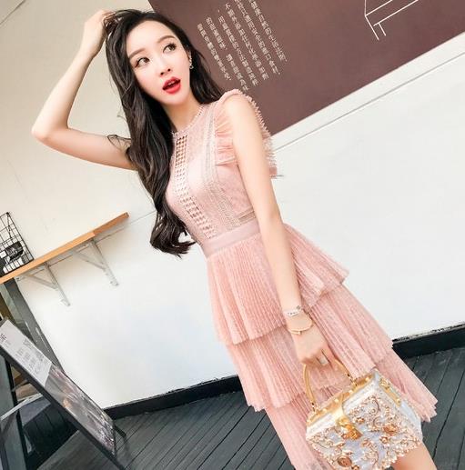 钩花百褶蕾丝裙搭配:蕾丝裙打造清雅与柔婉(图) 钩花百褶蕾丝裙搭配:蕾丝裙打造清雅与柔婉(图)