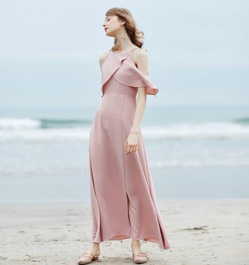 钩花百褶蕾丝裙搭配：蕾丝裙打造清雅与柔婉（图）