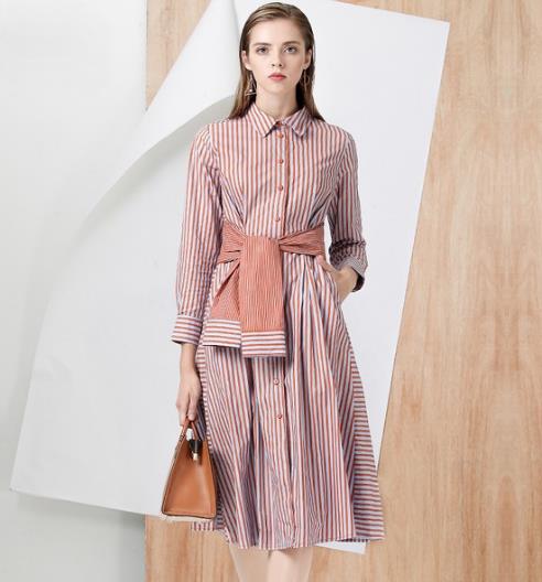 撞色荷叶边蕾丝连衣裙搭配手拿包:优雅又性感(图) 撞色荷叶边蕾丝连衣裙搭配手拿包:优雅又性感(图)