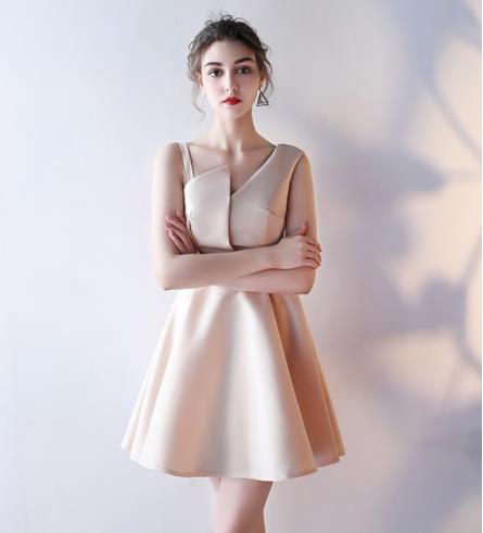 单肩包搭配褶皱收腰连衣裙:美轮美奂连衣裙推荐 单肩包搭配褶皱收腰连衣裙:美轮美奂连衣裙推荐