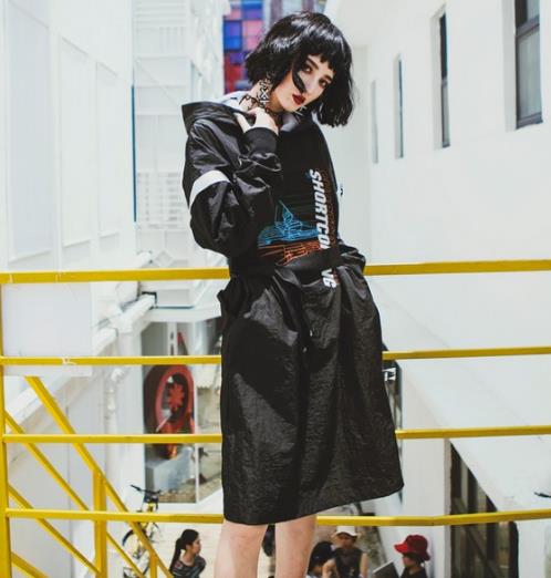 撞色荷叶边蕾丝连衣裙搭配手拿包：优雅又性感（图）