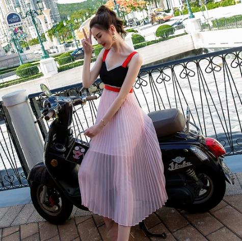 单肩包搭配褶皱收腰连衣裙:美轮美奂连衣裙推荐 单肩包搭配褶皱收腰连衣裙:美轮美奂连衣裙推荐