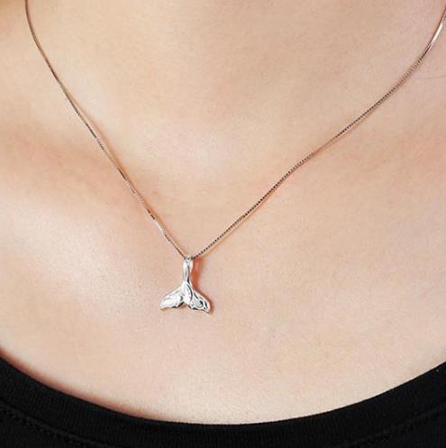 时尚水晶吊坠锁骨链搭配：5款锁骨链打造百变风格