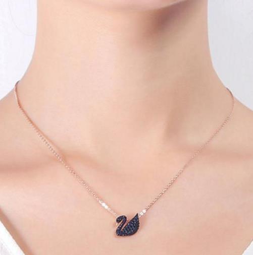 时尚水晶吊坠锁骨链搭配：5款锁骨链打造百变风格