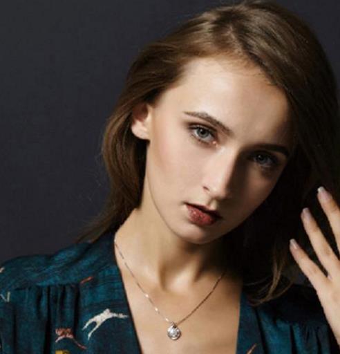 时尚水晶吊坠锁骨链搭配：5款锁骨链打造百变风格