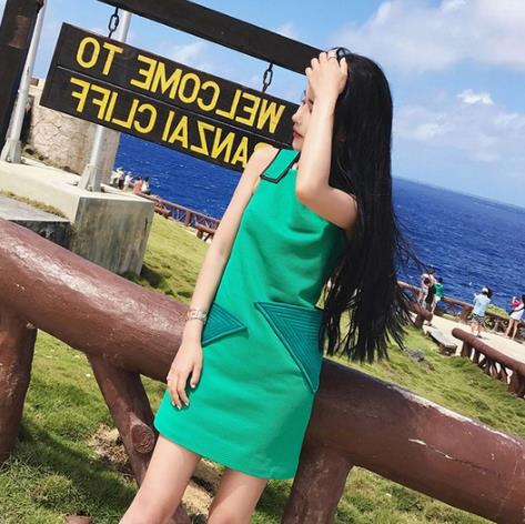 棒球帽搭配欧美风漏肩连衣裙：时髦动感洋气十足