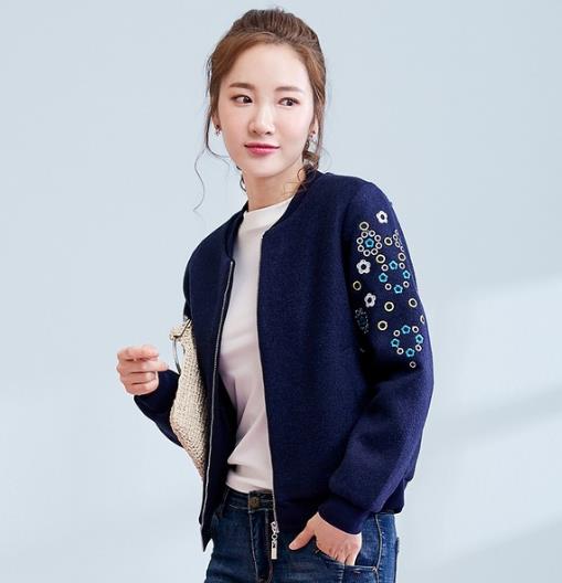 翻领高腰毛呢外套搭配网纱连衣裙：时尚显瘦（图）