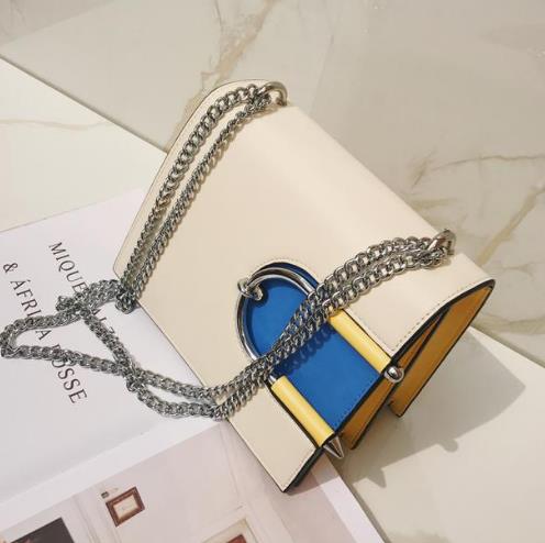 时髦有型的简约撞色单肩包搭配：潮流复古风（图）