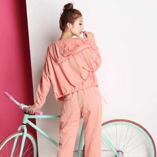 运动时尚休闲两件套推荐：让两件套来温暖你的秋天