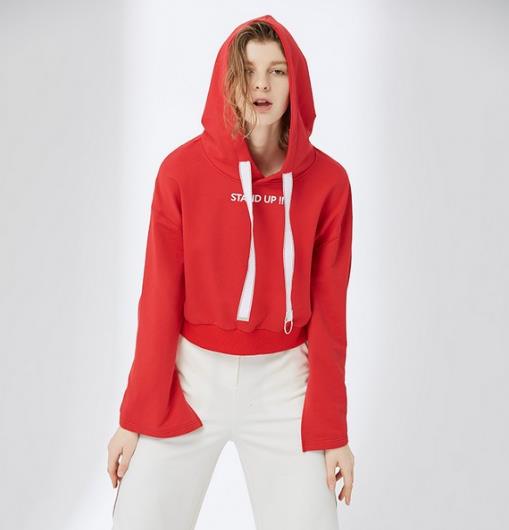 开衩蕾丝袖卫衣的多种搭配:时尚卫衣个性又清丽 开衩蕾丝袖卫衣的多种搭配:时尚卫衣个性又清丽