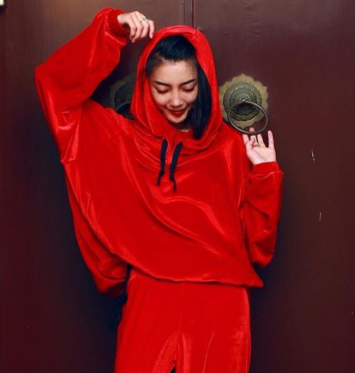 开衩蕾丝袖卫衣的多种搭配：时尚卫衣个性又清丽