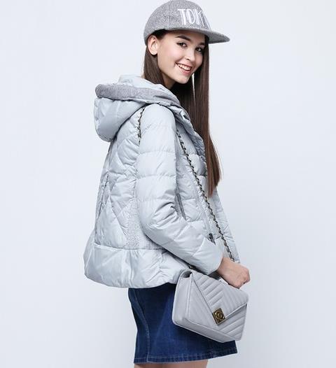 大毛领收腰保暖羽绒服搭配牛仔裤：休闲又不失优雅