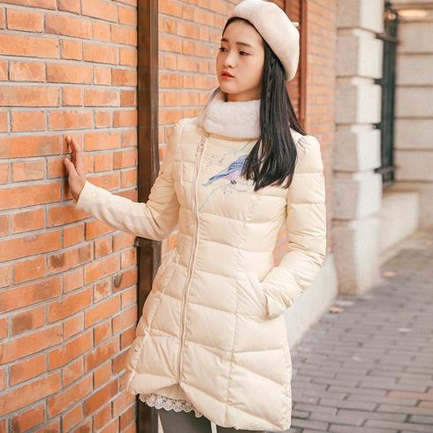 大毛领收腰保暖羽绒服搭配牛仔裤：休闲又不失优雅