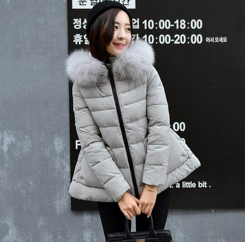 大毛领收腰保暖羽绒服搭配牛仔裤：休闲又不失优雅