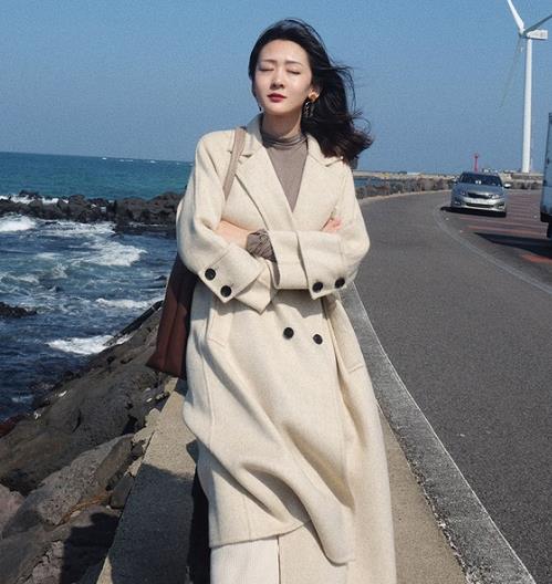 排扣直筒格纹毛呢外套的多种搭配：知性帅气（图）