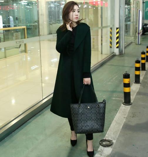 排扣直筒格纹毛呢外套的多种搭配：知性帅气（图）