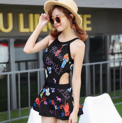 连体保守遮肚显瘦泳装：超美性感显瘦连体泳衣分享