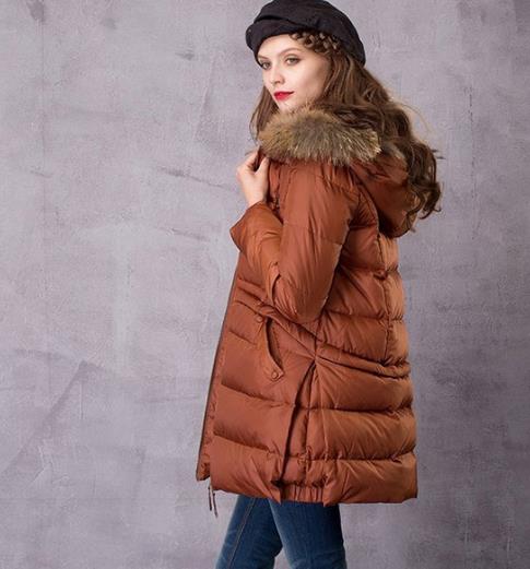 5款经典时尚翻领过膝双排扣羽绒服的多种搭配（图）