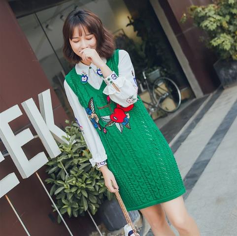 深V百褶收腰裙搭配蕾丝小衫：甜美又性感（图）