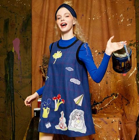 深V百褶收腰裙搭配蕾丝小衫：甜美又性感（图）