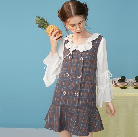 深V百褶收腰裙搭配蕾丝小衫：甜美又性感（图）