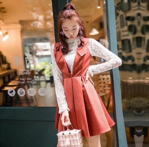 深V百褶收腰裙搭配蕾丝小衫：甜美又性感（图）