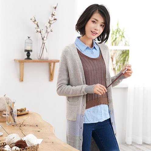 纯色粗线针织开衫搭配小皮裙：彰显文艺气质（图）