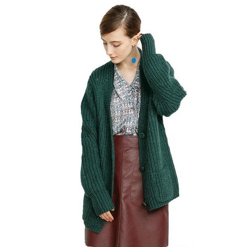 纯色粗线针织开衫搭配小皮裙：彰显文艺气质（图）