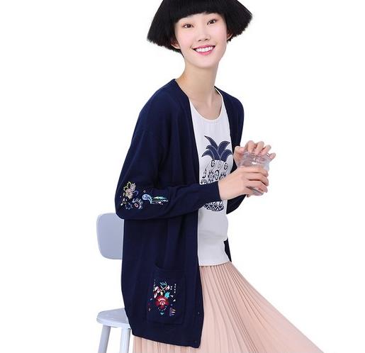 纯色粗线针织开衫搭配小皮裙：彰显文艺气质（图）