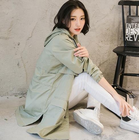 中长款宽松休闲风衣搭配小脚裤:彰显时尚轻熟范 中长款宽松休闲风衣搭配小脚裤:彰显时尚轻熟范
