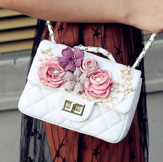 连衣裙搭配镶钻花朵链条小方包：仙气感十足（图）