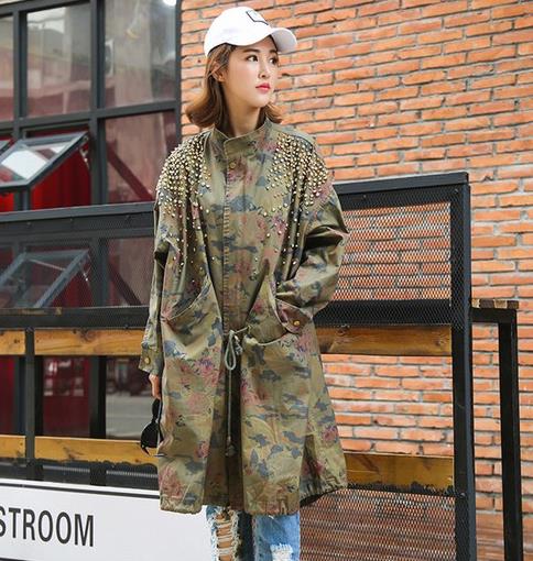 链条包搭配亮片镶嵌牛仔风衣:显瘦减龄甜美范(图) 链条包搭配亮片镶嵌牛仔风衣:显瘦减龄甜美范(图)