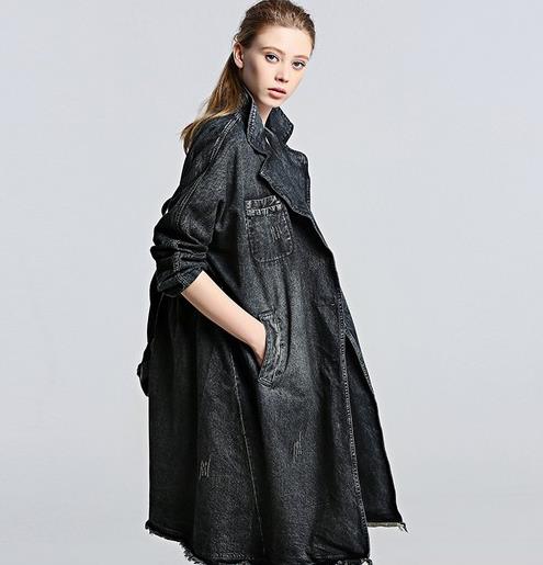 链条包搭配亮片镶嵌牛仔风衣:显瘦减龄甜美范(图) 链条包搭配亮片镶嵌牛仔风衣:显瘦减龄甜美范(图)