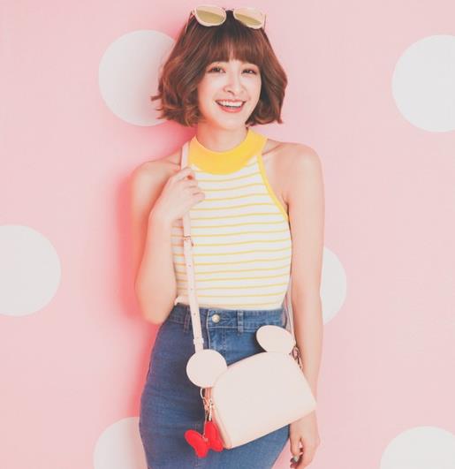 手掌纹单肩斜跨手提包搭配：时尚百搭手提包分享