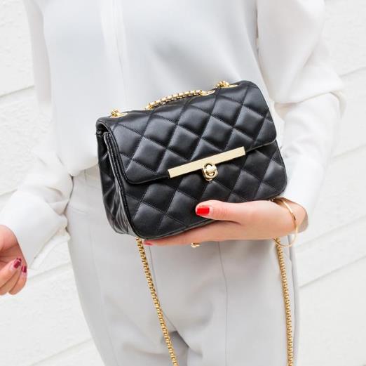 连衣裙搭配镶钻花朵链条小方包：仙气感十足（图）