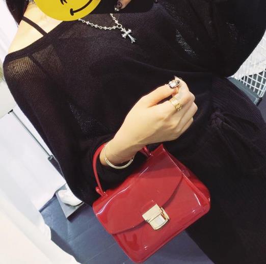 连衣裙搭配镶钻花朵链条小方包：仙气感十足（图）