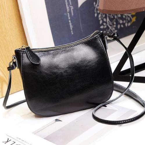 时尚大气的新款撞色真皮小方包：彰显时尚魅力（图）